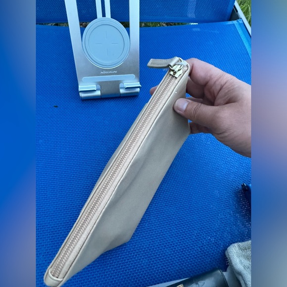 🔥Emirates Airline Business Class Bvlgari Ominia Make Up Bag Travel Case Gold - Picture 3 of 16